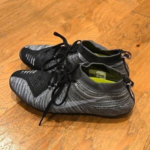 Nike slip-on sneakers tennis shoes in great condition black, gray, white sz 8.5